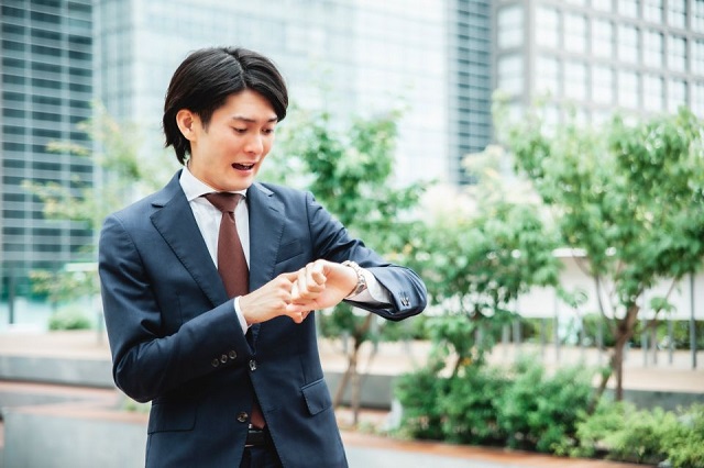 時計を見る男性